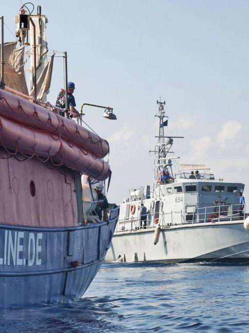 Das deutsche Rettungsschiff der "Mission Lifeline" und ein Boot der libyschen Küstenwache vor der libyschen Küste.
