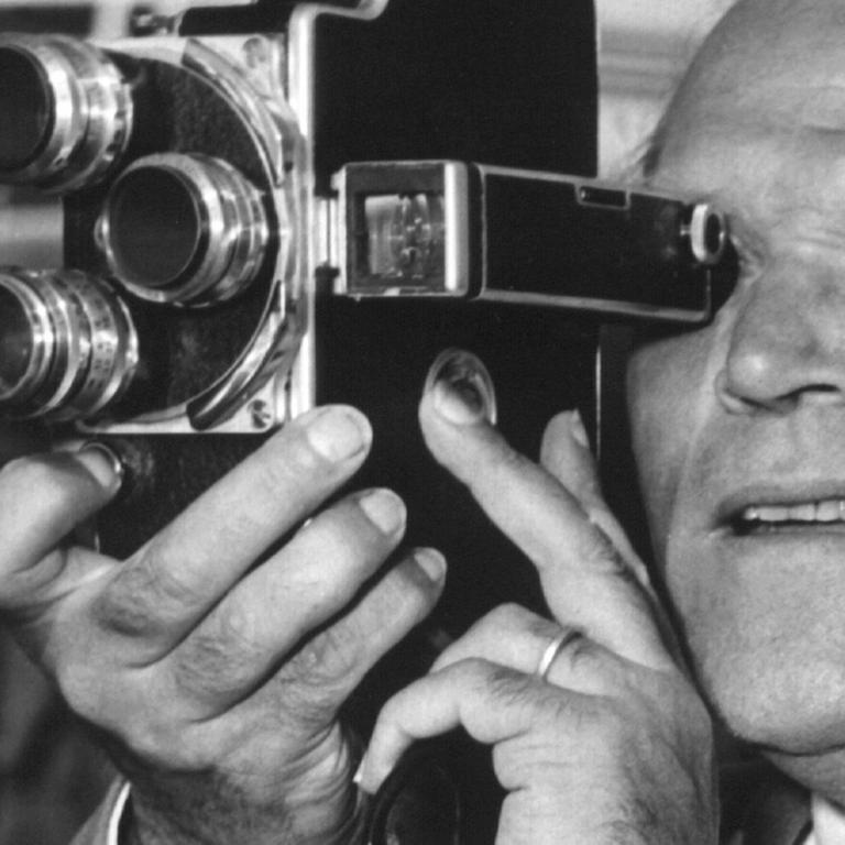 Der Filmregisseur Veit Harlan filmt 1954 auf dem Münchner Flughafen mit einer Schmalfilm-Kamera.