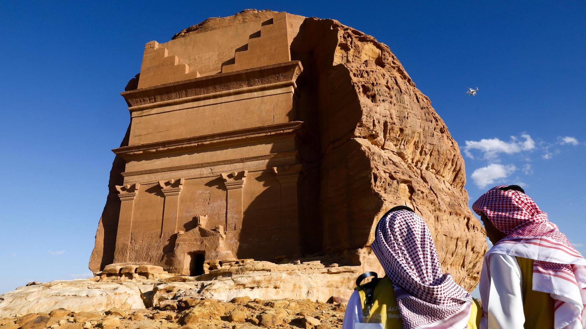 Felsgräber in der Wüste: das UNESCO-Weltebe Mada'in Salih bei Al-Ula.