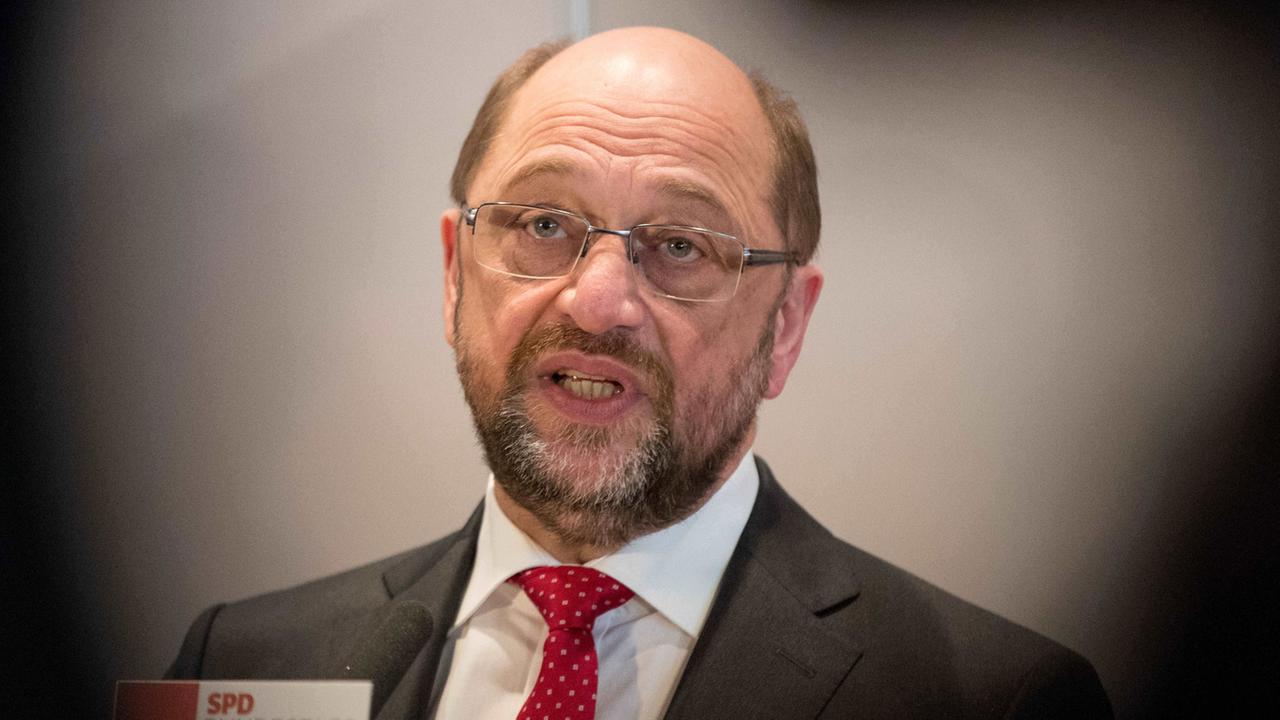 Martin Schulz (SPD) spricht am 25.01.2017 in Berlin nach der Sondersitzung der SPD-Bundestagsfraktion im Reichstag in Berlin zu den Medienvertretern. Auf dem Treffen stellte sich der ehemalige EU-Parlamentspräsident Schulz den SPD-Abgeordneten als Kanzlerkandidat der Sozialdemokraten vor. 