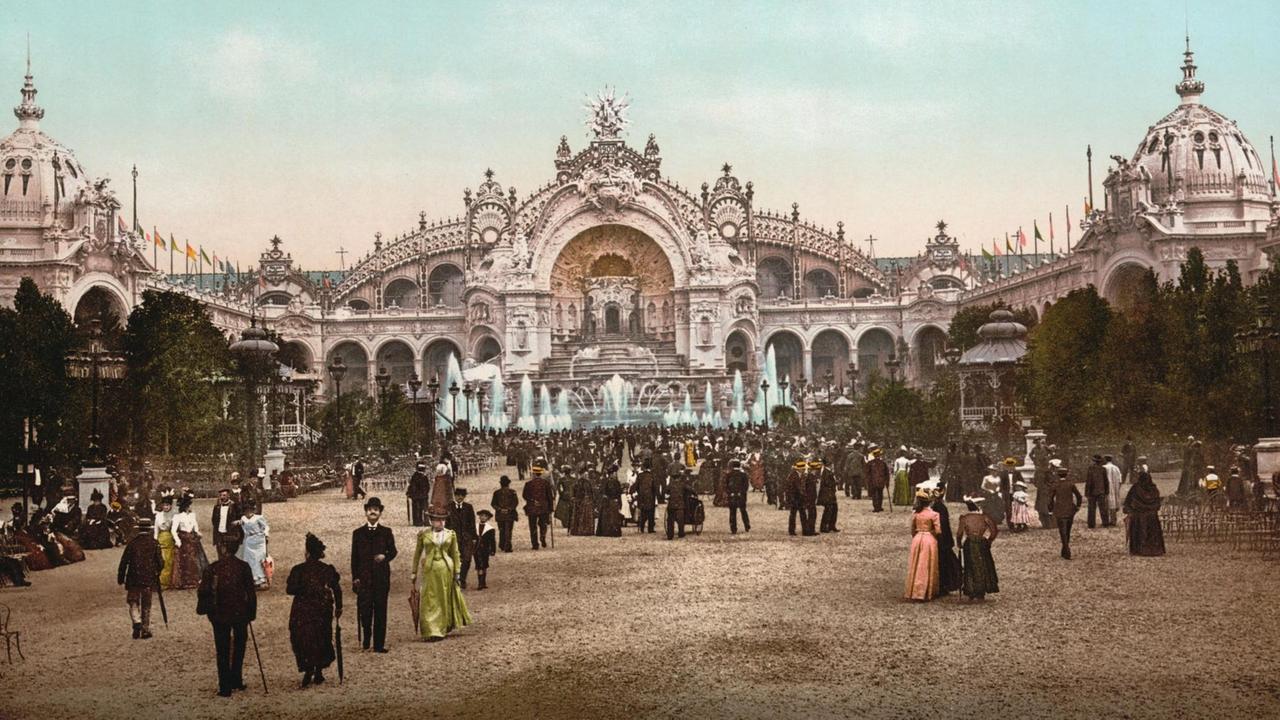 Besucher vor einem Gebäude, dem Chateau d'Eau: Photochrome-Aufnahme von der Weltausstellung 1900 in Paris.