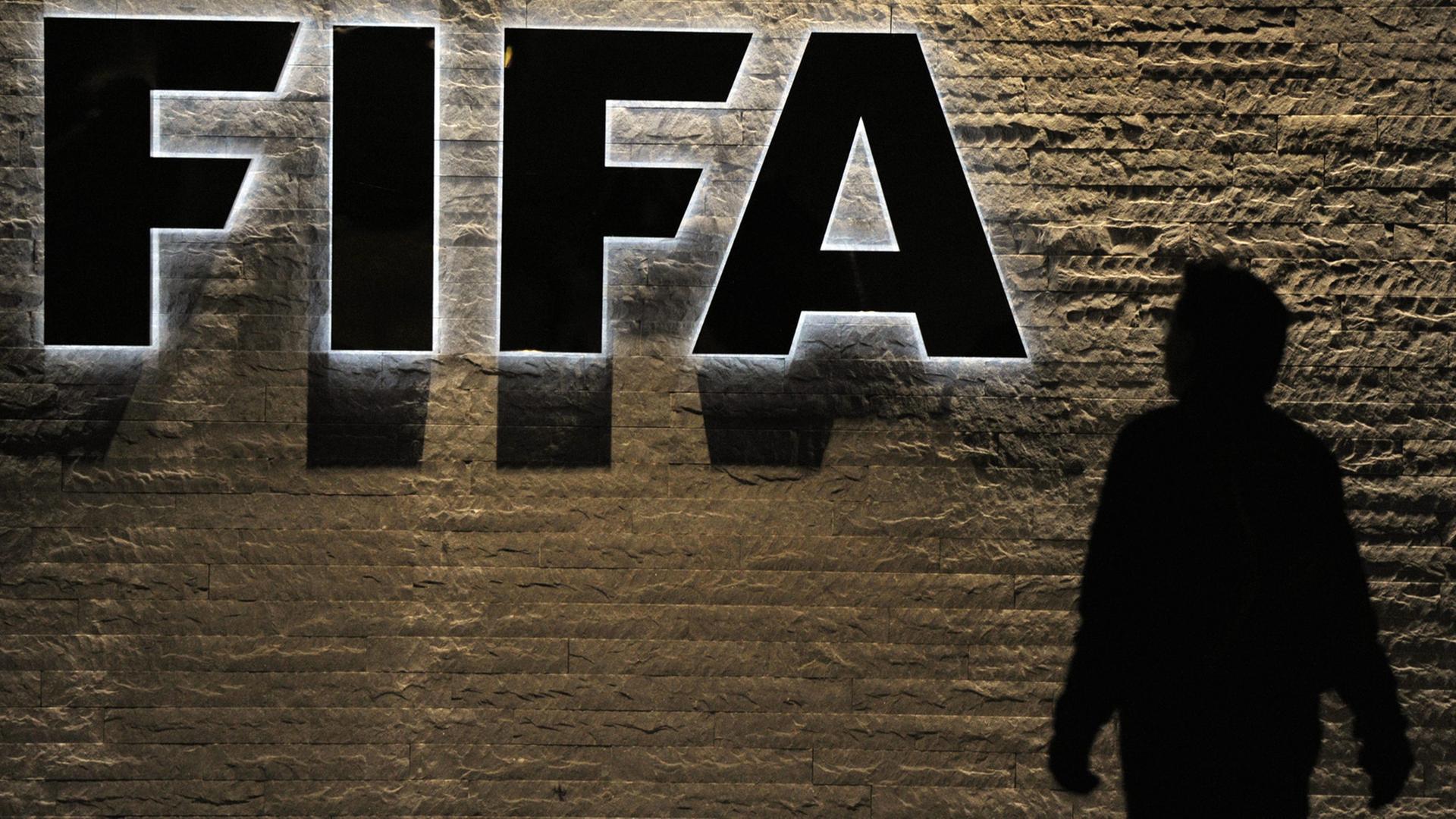 Mann vor FIFA-Logo in Zürich