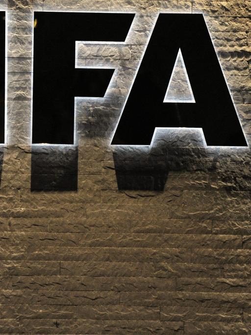 Mann vor FIFA-Logo in Zürich