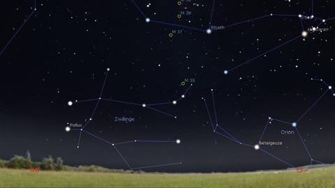 Das Sternbild Fuhrmann mit einigen markanten Sternhaufen steht gegen 19 Uhr über dem Osthorizont