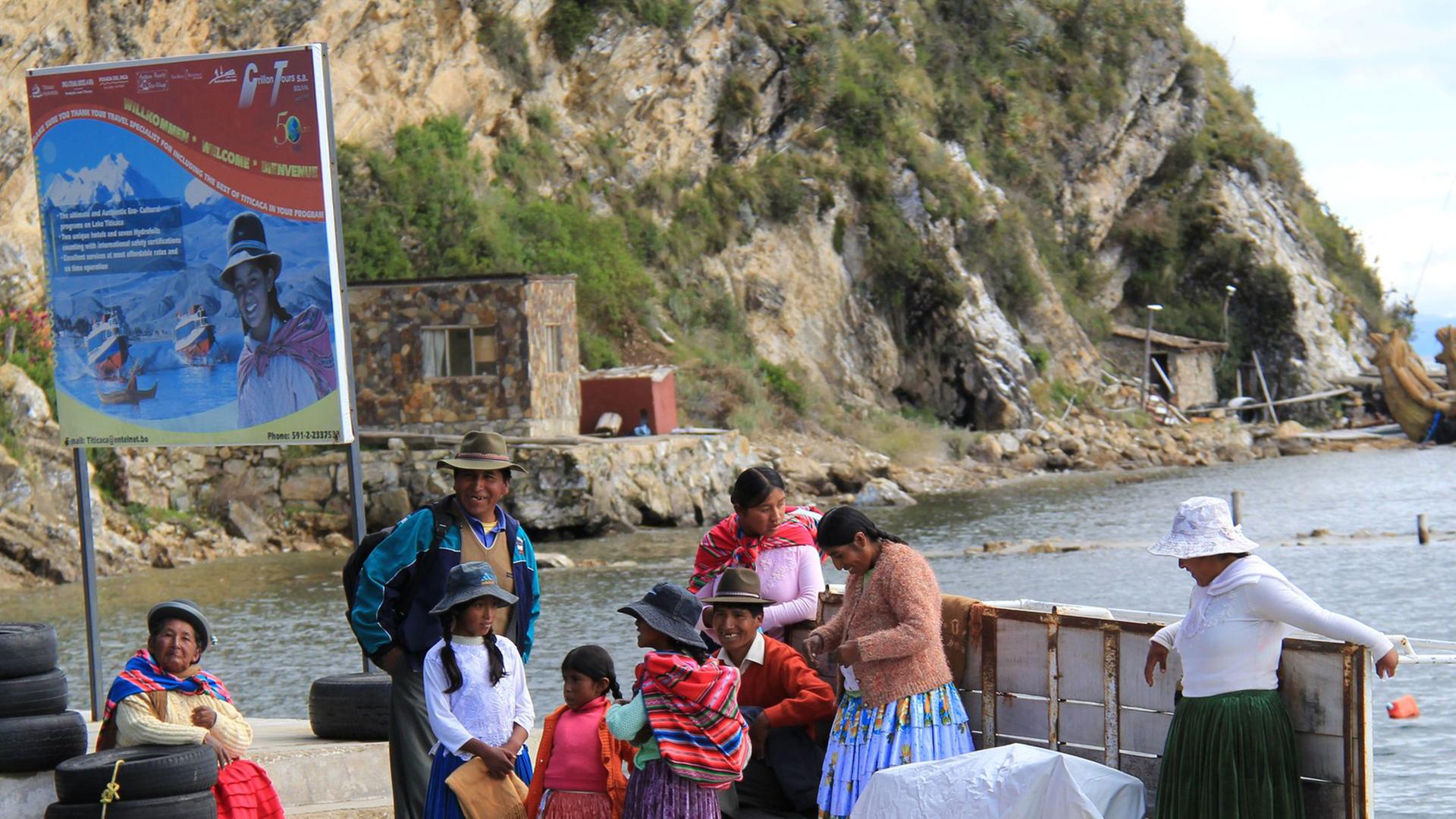 Isla del Sol - Eine Familie wartet auf das Boot