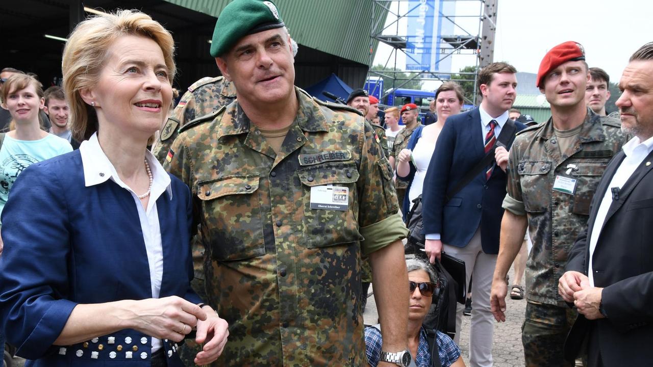 Ursula von der Leyen (CDU), Bundesverteidigungsministerin, lässt sich von Oberst Manfred Schreiber in der Henning-von-Tresckow Kaserne eine Übung erklären. Beim Tag der Bundeswehr wird an 16 Standorten bundesweit um den Nachwuchs geworben (9.6.2018).