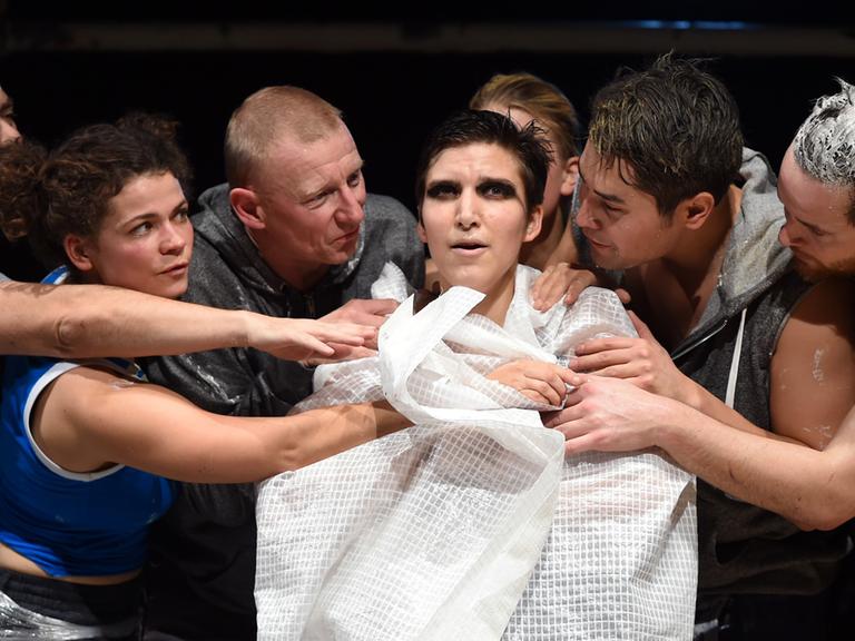 Szene aus dem Stück "Kriegerin" im Berliner Grips-Theater mit Hauptdarstellerin Alessa Kordeck (Mitte)
