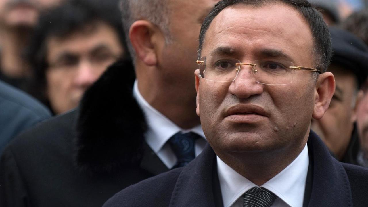 Der türkische Vizeministerpräsident Bekir Bozdag steht am 12.03.2013 in Backnang (Baden-Württemberg) bei der Trauerfeier für sieben Kinder und eine Frau, die am 10.03.2013 bei einem Brand ums Leben gekommen waren zwischen Trauergästen.
