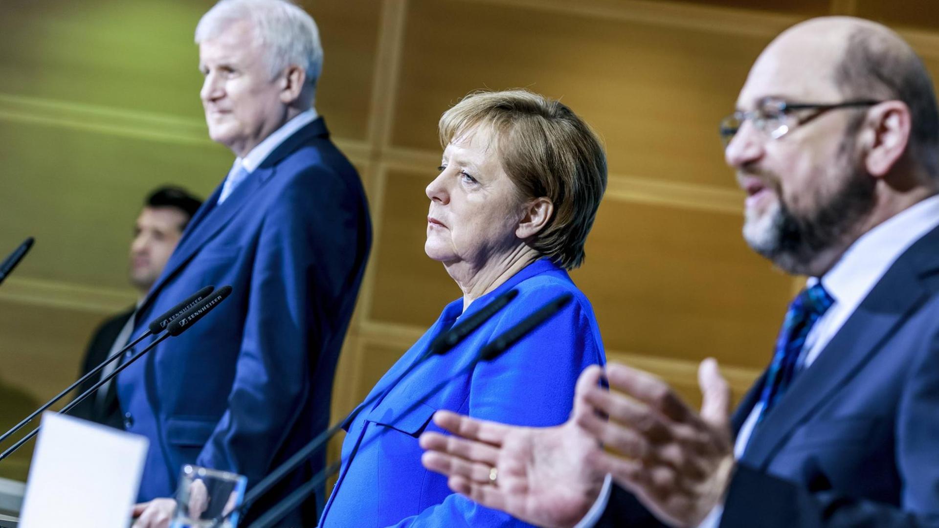 Horst Seehofer, Ministerpraesident von Bayern und CSU Parteivorsitzender, Bundeskanzlerin Angela Merkel, CDU, und Martin Schulz, Parteivorsitzender der SPD, geben im Willy-Brandt-Haus die Ergebnisse der Sondierungsgespraeche bekannt. Berlin, 12.01.2018.