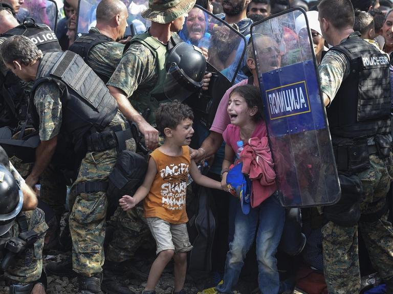 Das UNO-Kinderhilfswerk UNICEF hat das Bild des Fotografen Georgi Licovski als "Bild des Jahres 2015" ausgezeichnet.