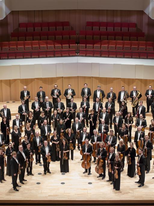 Das Orchester steht in Konzertkleidung auf der Bühne des Dresdner Kulturpalastes.
