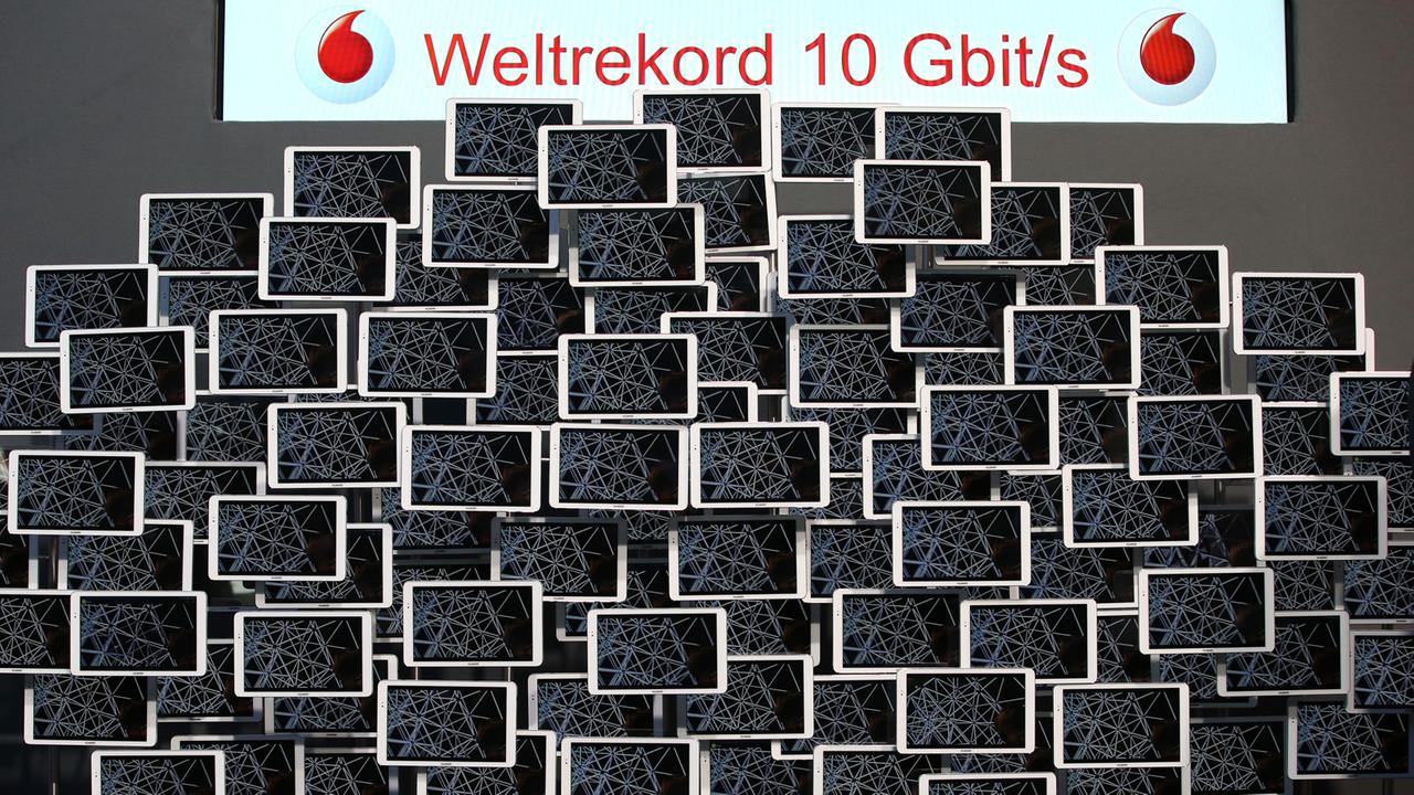 Eine Wand aus Tablet-Computern mit dem Schriftzug "Weltrekord 10Gbits/s" macht auf der CeBIT 2015 in Hannover Werbung für ein schnelleres Mobilfunk-Netz.
