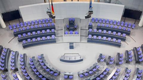 Leere Stühle im Deutschen Bundestag