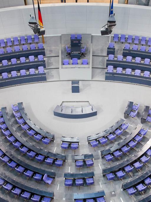 Blick von oben in den leeren Plenarsaal im Bundestag