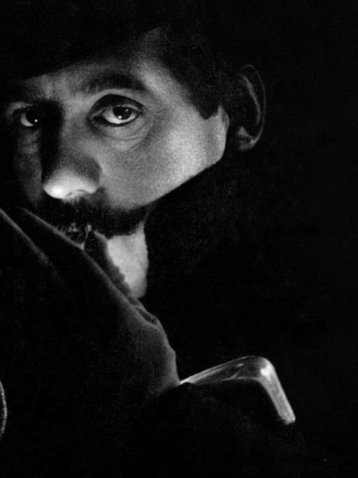 Der italienische Komponist Giacomo Puccini zündet sich eine Zigarette an