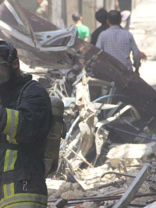 Nach Luftangriffen auf die umkämpfte nordsyrische Stadt Aleppo suchen Rettungskräfte in den Trümmern nach Verletzten.