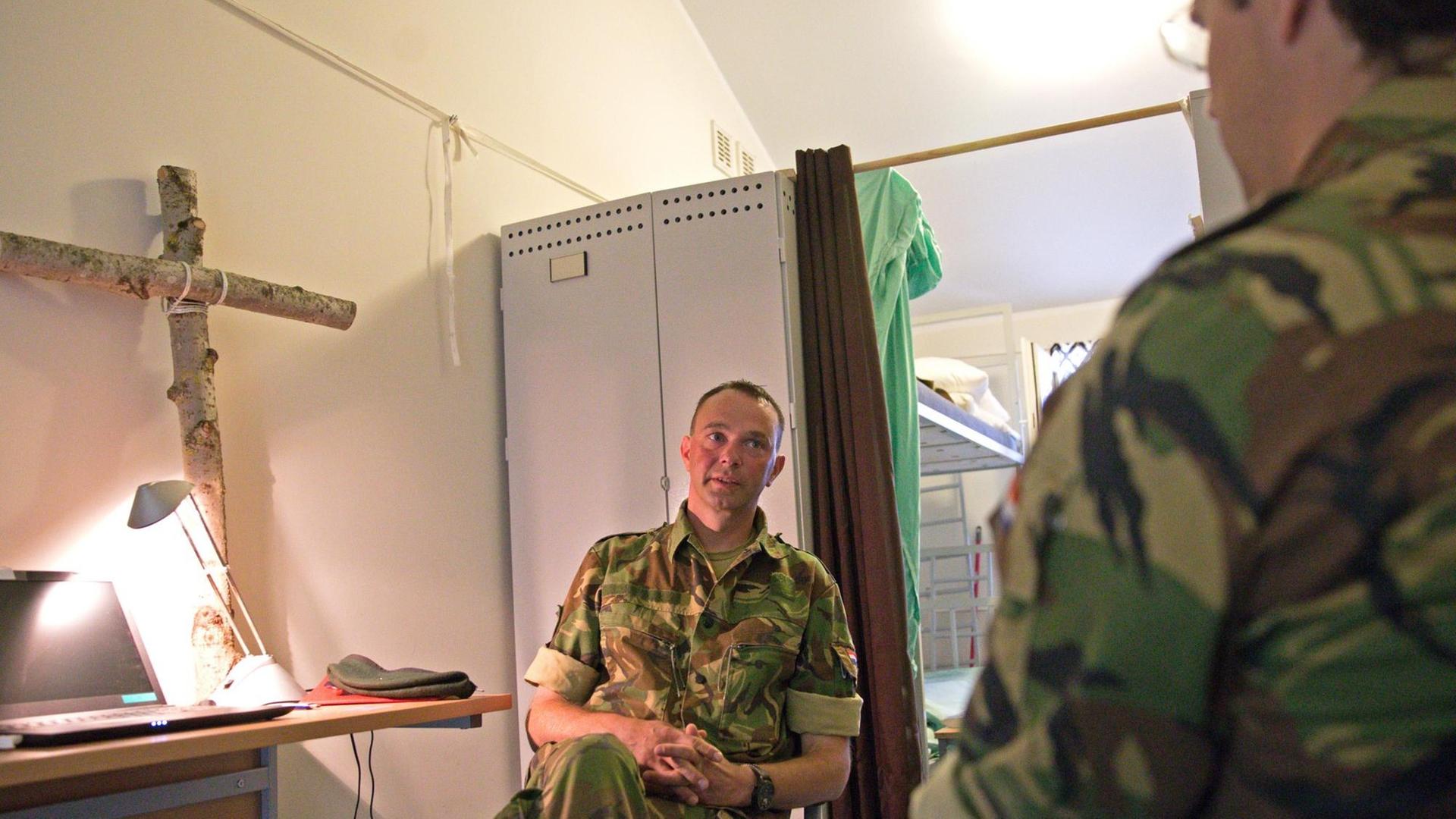 Gert-Jan van Dierendonck im Gespräch mit Soldaten. Seit Anfang des Jahres ist die NATO mit einer Battle Group in Litauen präsent. Militärkaplan in dem multinationalen Corps ist der Holländer Gert-Jan van Dierendonck.