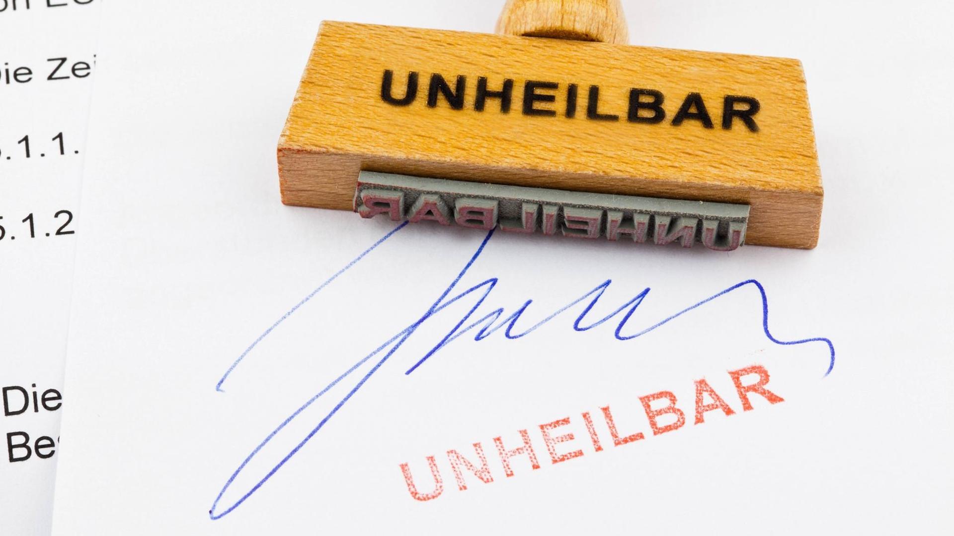 Ein Stempel aus Holz liegt auf einem Dokument. Deutsche Aufschrift: Unheilbar McPBBO McPBBO a Stamp out Wood is on a Document German Inscription cured