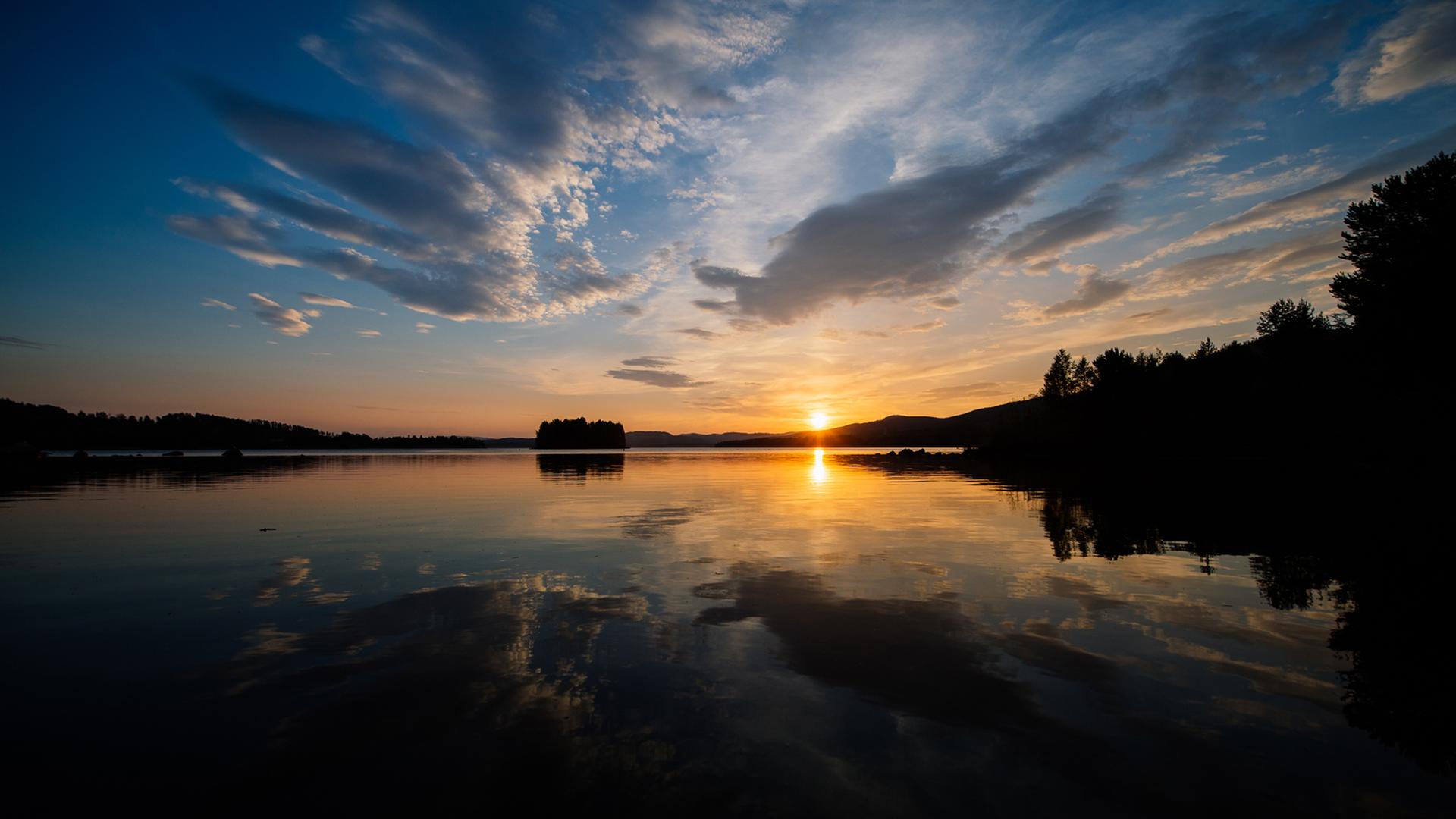 Der See Borgsjoen in Schweden bei Sonnenuntergang im Juli 2014.