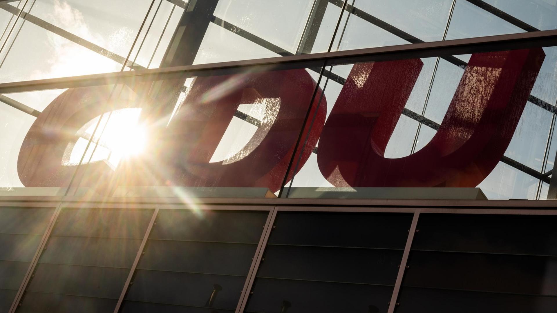 Die Sonne scheint durch das Logo der CDU auf dem Dach vom Konrad-Adenauer-Haus.