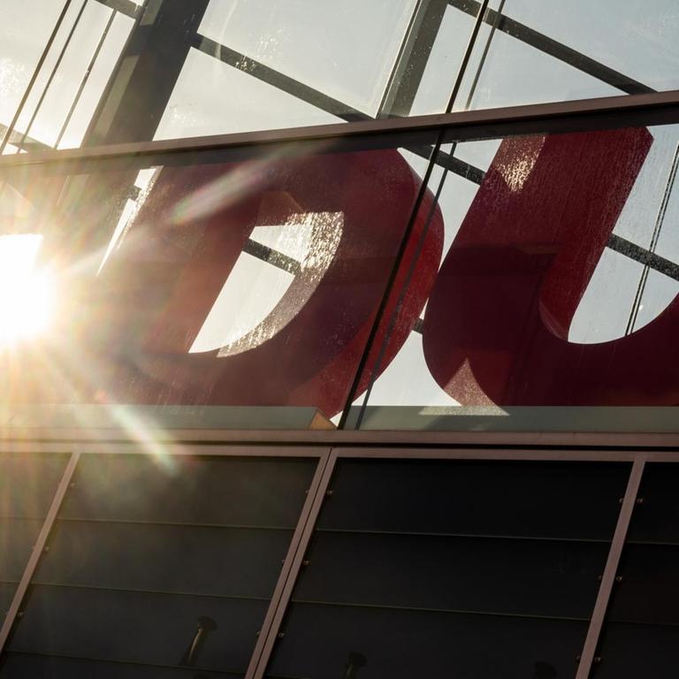 Die Sonne scheint durch das Logo der CDU auf dem Dach vom Konrad-Adenauer-Haus.