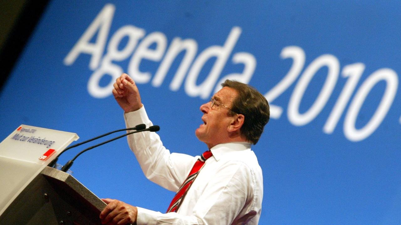 Gerhard Schröder stellt die Agenda 2010 vor.