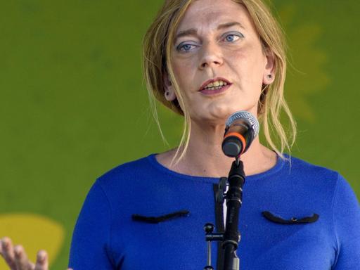 Tessa Ganserer spricht bei einer Wahlkampfveranstaltung der Grünen auf dem Kornmarkt in Nürnberg am 23.09.2021