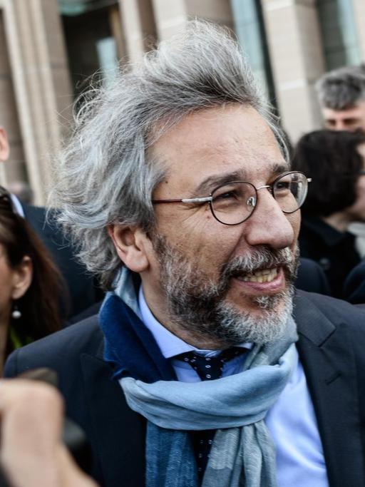 Can Dündar, Chefredakteur der Zeitung "Cumhuriyet", bahnt sich am 1. April den Weg durch Fotografen vor einem Istanbuler Gerichtsgebäude.