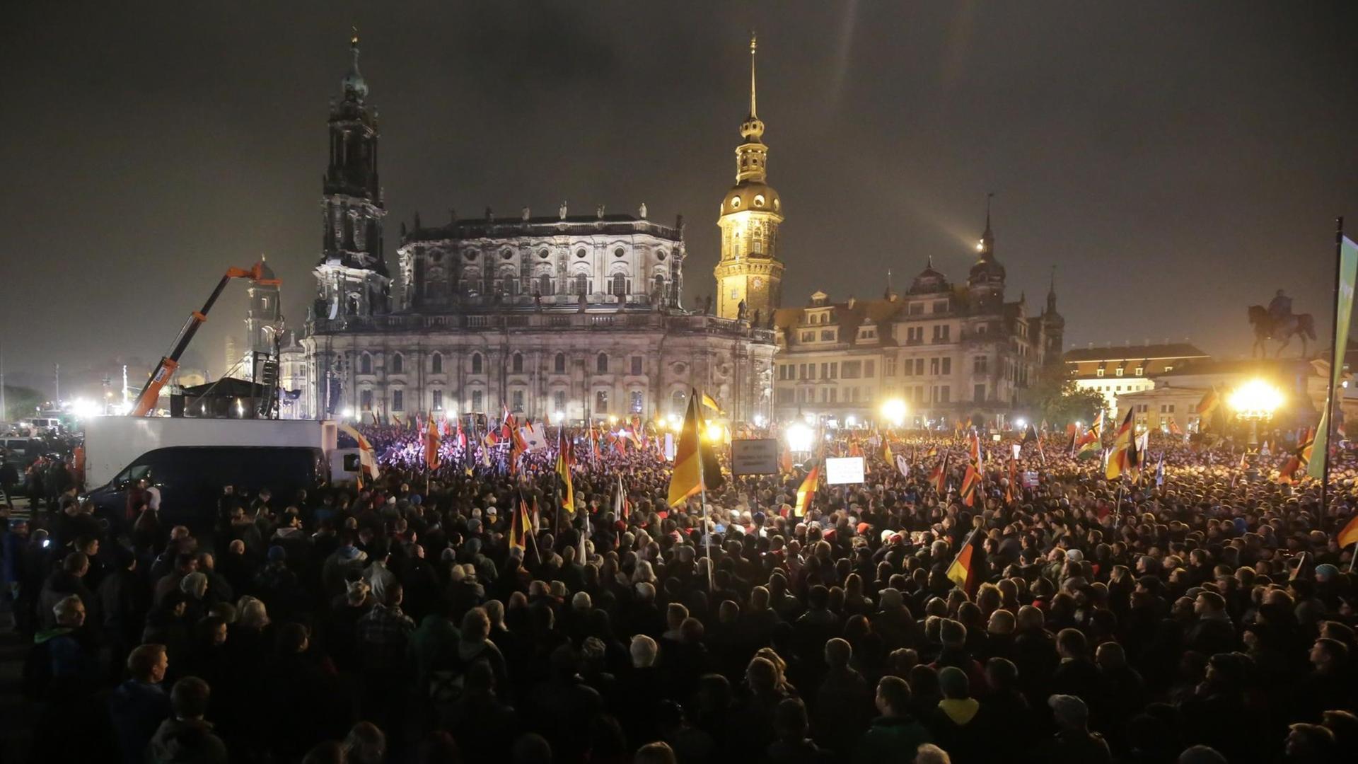 Pegida-Demonstranten haben sich am 19.10.2015 in Dresden (Sachsen) versammelt.