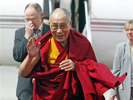 Der Dalai Lama winkt bei seiner Ankunft am Flughafen Fuhlsbüttel in Hamburg.