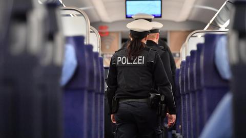 Bundespolizisten in einem ICE