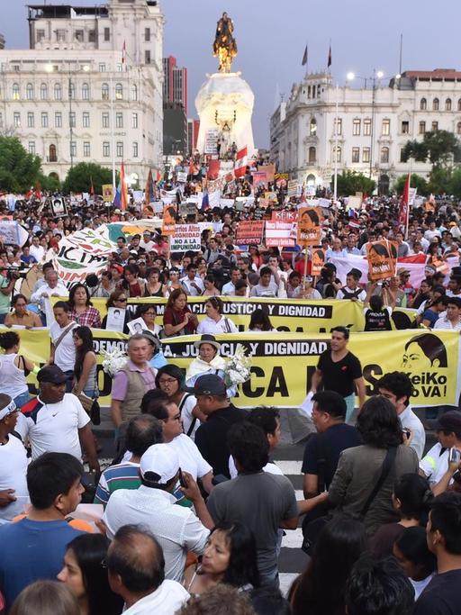 In Peru demonstrieren viele Menschen gegen die Präsidentschaftskandidatin Fujimori.