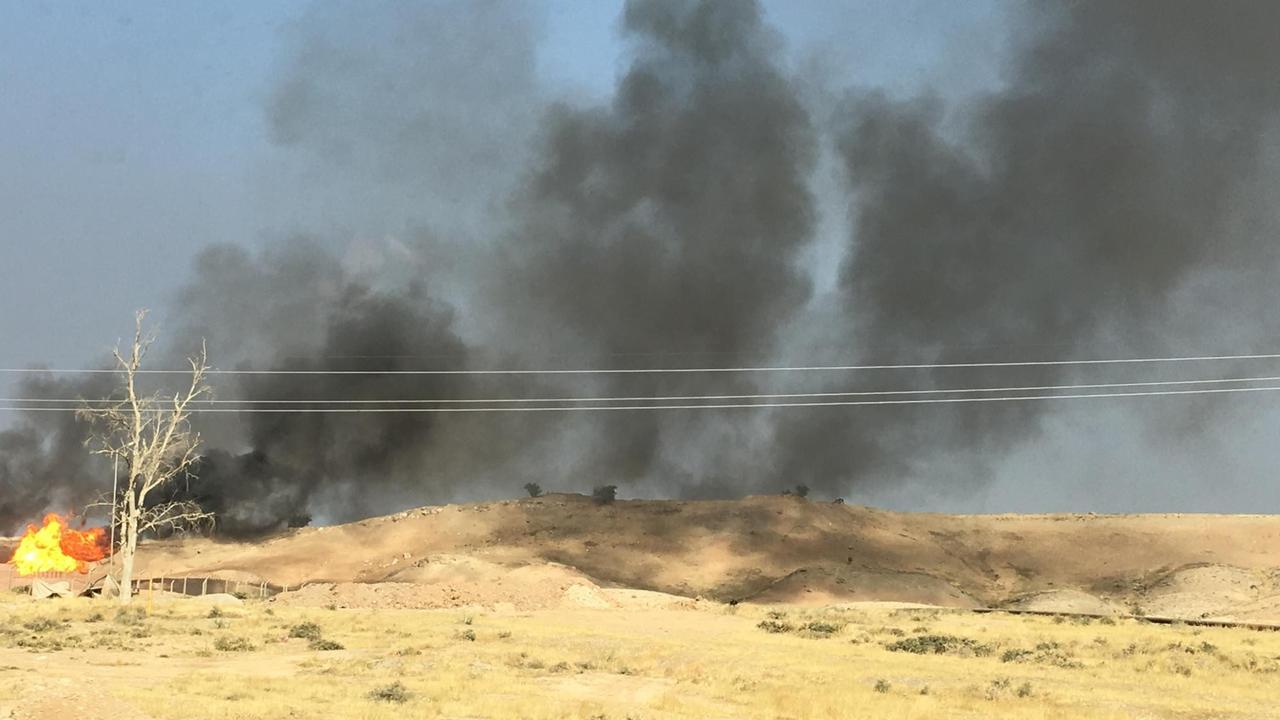 Brennende Ölquellen in den befreiten Gebieten nahe der irakischen Stadt Mossul.
