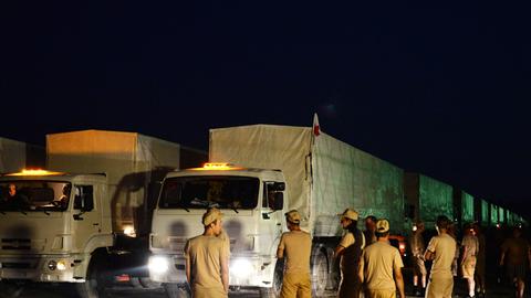 Ein russischer Hilfskonvoi macht sich in der Nähe von Moskau auf dem Weg in die Ostukraine.