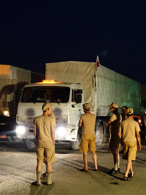 Ein russischer Hilfskonvoi macht sich in der Nähe von Moskau auf dem Weg in die Ostukraine.