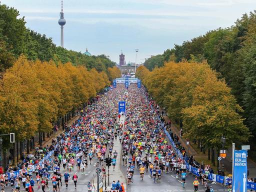 Auf Straße des 17. Juni in Berlin von derSiegessäule aus, ein Blick über das Läuferfeld.