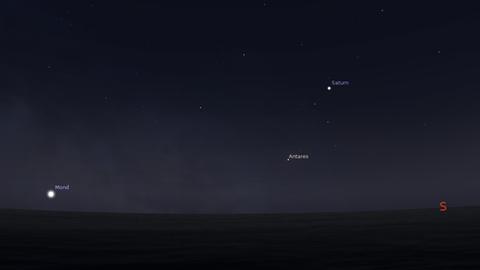 Mond, Antares und Saturn tief am Südhimmel
