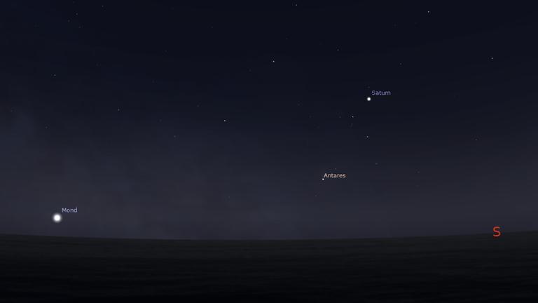 Mond, Antares und Saturn tief am Südhimmel