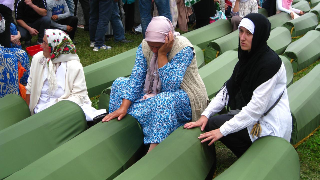 Bosnische Frauen nehmen Abschied von ihren getöteten Angehörigen.