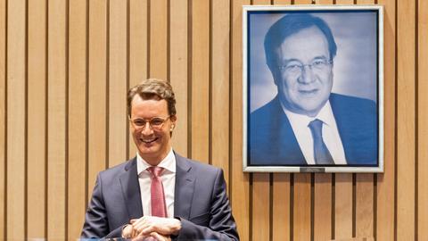 Hendrik Wüst (CDU), Verkehrsminister von Nordrhein-Westfalen, steht bei einer CDU Fraktionssitzung vor dem Bild von Armin Laschet, Ministerpräsident von Nordrhein-Westfalen.