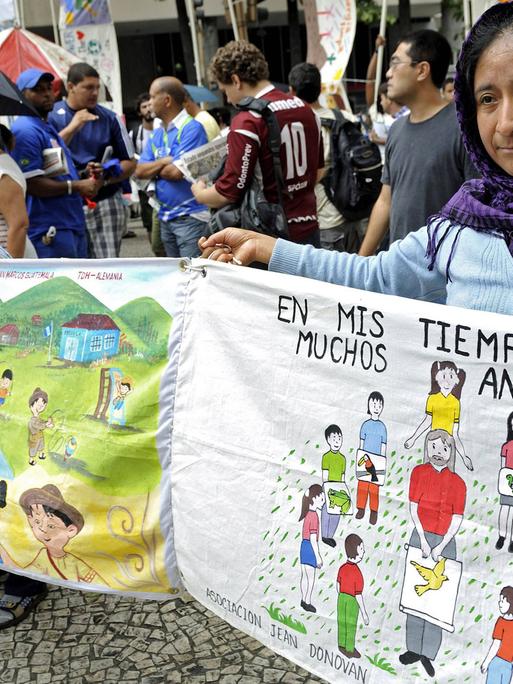 Aktivisten demonstrieren beim Rio-Gipfel 2012 für das von der Lebensweise der Indigenen inspirierte Konzept des "Buen Vivir", des "Guten Lebens".