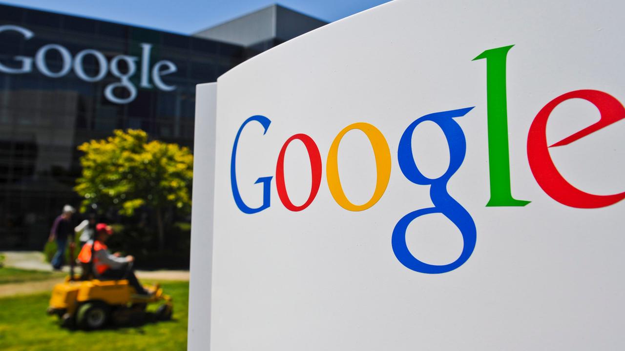 Der bunte Schrift-Zug Google steht auf einem Schild vor dem Firmen-Gebäude.
