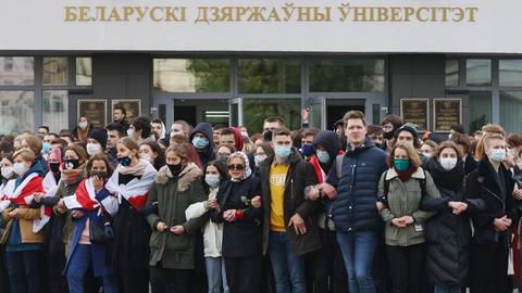 MINSK, BELARUS - OCTOBER 26, 2020: Students take part in a rally in central Minsk. The deadline of Belarusian opposition leader Svetlana Tikhanovskaya s ultimatum to Belarus President Alexander Lukashenko, demanding his resignation, expired on 25 October. The opposition has called for strikes at industrial enterprises starting from 26 October, with students joining in. Stringer/TASS PUBLICATIONxINxGERxAUTxONLY TS0EC145