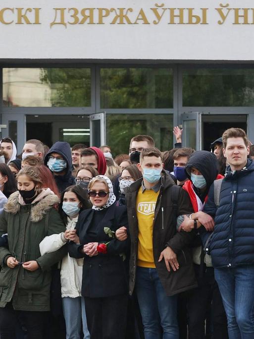 MINSK, BELARUS - OCTOBER 26, 2020: Students take part in a rally in central Minsk. The deadline of Belarusian opposition leader Svetlana Tikhanovskaya s ultimatum to Belarus President Alexander Lukashenko, demanding his resignation, expired on 25 October. The opposition has called for strikes at industrial enterprises starting from 26 October, with students joining in. Stringer/TASS PUBLICATIONxINxGERxAUTxONLY TS0EC145