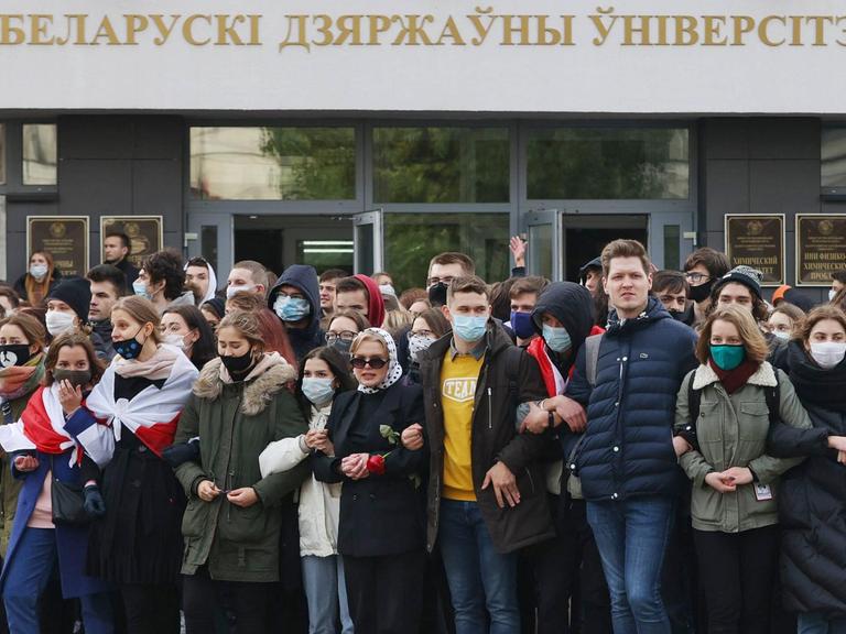 MINSK, BELARUS - OCTOBER 26, 2020: Students take part in a rally in central Minsk. The deadline of Belarusian opposition leader Svetlana Tikhanovskaya s ultimatum to Belarus President Alexander Lukashenko, demanding his resignation, expired on 25 October. The opposition has called for strikes at industrial enterprises starting from 26 October, with students joining in. Stringer/TASS PUBLICATIONxINxGERxAUTxONLY TS0EC145
