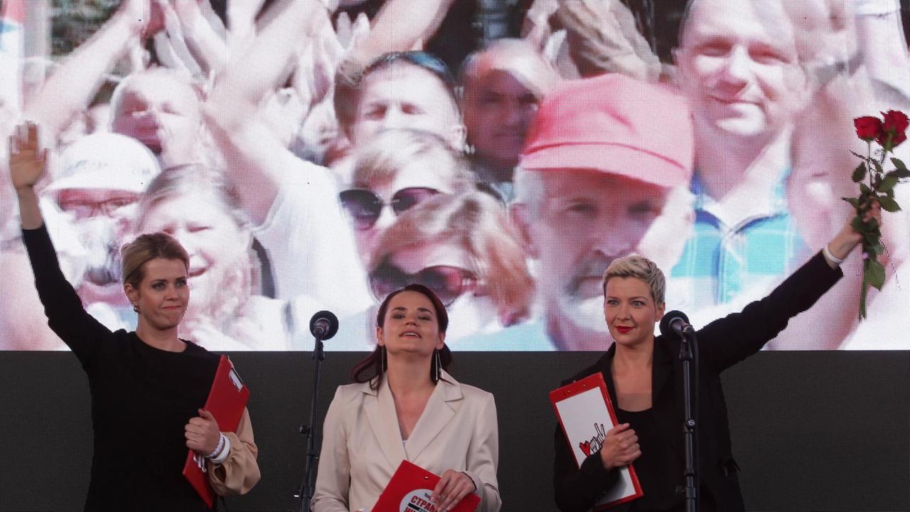  Veronika Tsepkalo, Swetlana Tichanowskaja und Maria Kolesnikova (v.l.) bei einer Wahlkampfveranstaltung für Swetlana Tichanowskaja