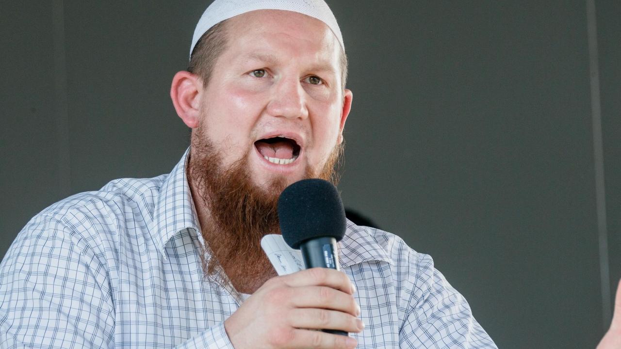 Der salafistische Prediger Pierre Vogel spricht am 19.07.2014 in Hamburg auf einer Kundgebung vor Anhängern auf dem Hachmannplatz. 