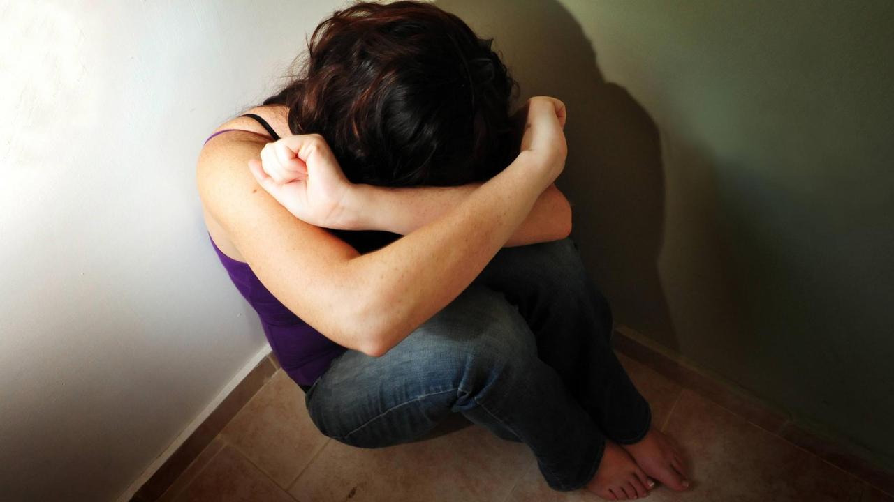 Junges Mädchen als Opfer von häuslicher Gewalt