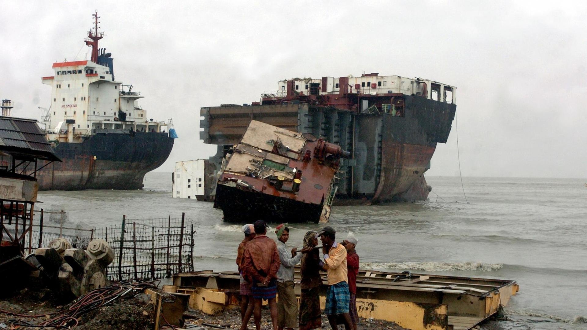 Arbeiter in Bangladesch vor Schiffen, die verschrottet werden.