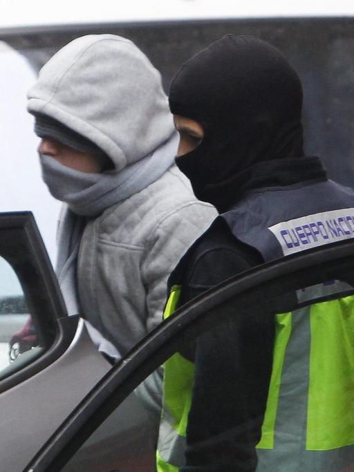 Die spanische Polizei eskortiert am 8. Dezember 2015 in Mataro nahe Barcelona einen Marokkaner, der verdächtigt wird, mit der Terrormiliz Islamischer Staat kooperiert zu haben.